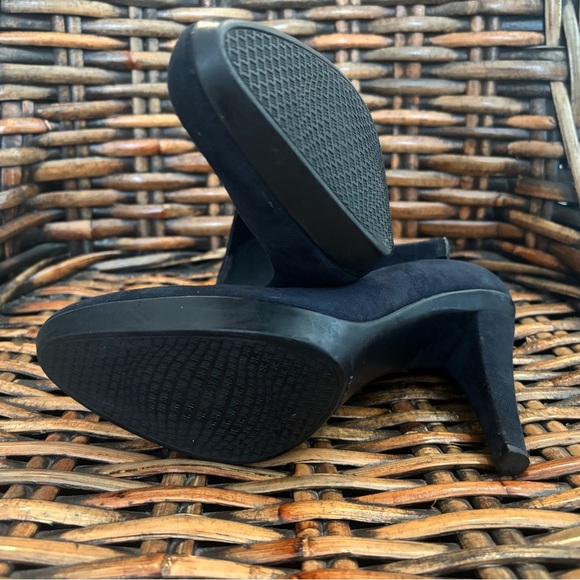 Stuart Weitzman navy suede  Women's Heels in size 7.5 Only worn a few times ! - Picture 7 of 16